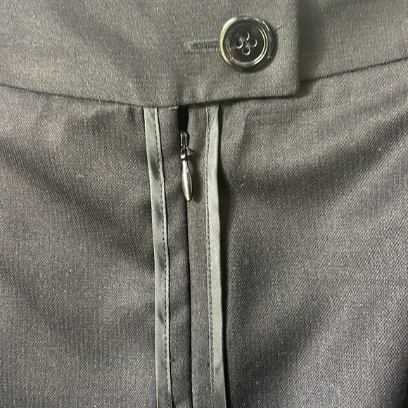 Gorgeous Simply Vera Wang tuxedo pencil skirt in size 12. Back detail is 🔥 - Picture 8 of 11
